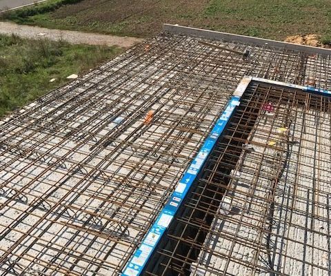 Dicht verlegte Stahlbewehrung auf Schalung für eine Betondecke – Baustelle mit Blick auf das vorbereitete Fundament
