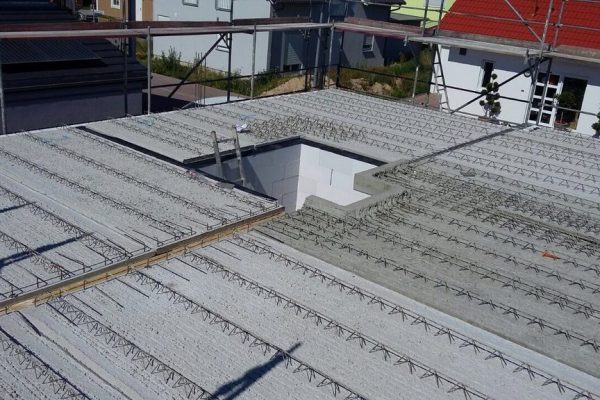 Stahlbetondecke mit Bewehrung und zentraler Öffnung für Treppenhaus – Baustelle im Rohbauzustand