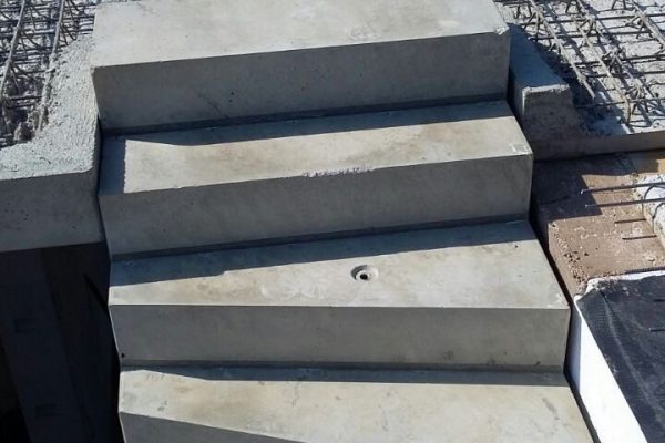 Frisch gegossene Betontreppe mit klaren Kanten und Sichtbeton-Oberfläche – Treppenbau bei Dahl Bau
