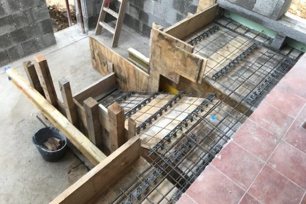 Holzschalung mit Stahlbewehrung für eine Betontreppe im Innenbereich – Bauphase bei Dahl Bau