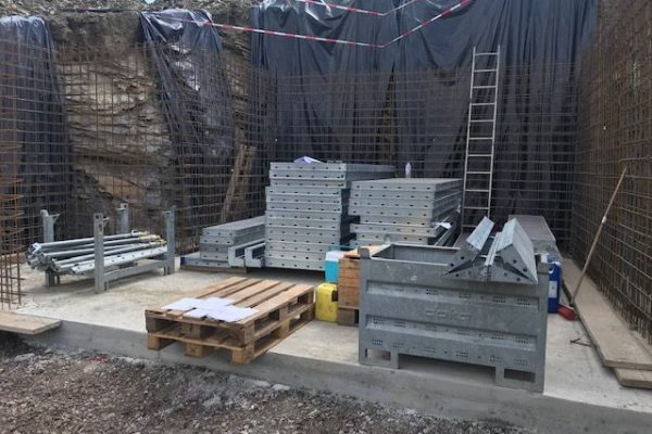 Baustelle mit Bewehrungsgittern, Schalungsmaterialien und Werkzeugen – Vorbereitung für Betonarbeiten